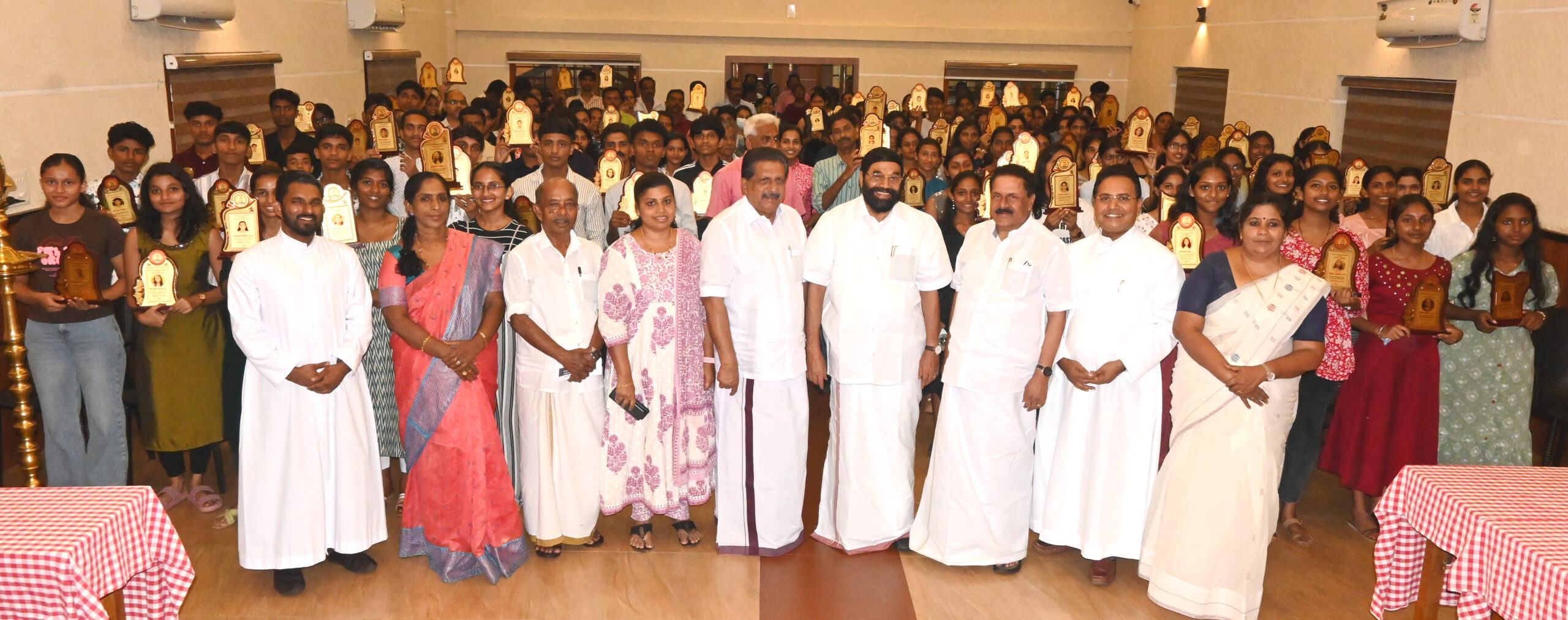 എസ്.എസ്.എല്‍.സി, പ്ലസ് ടു എ പ്ലസ് വിജയികളെ ആദരിച്ചു