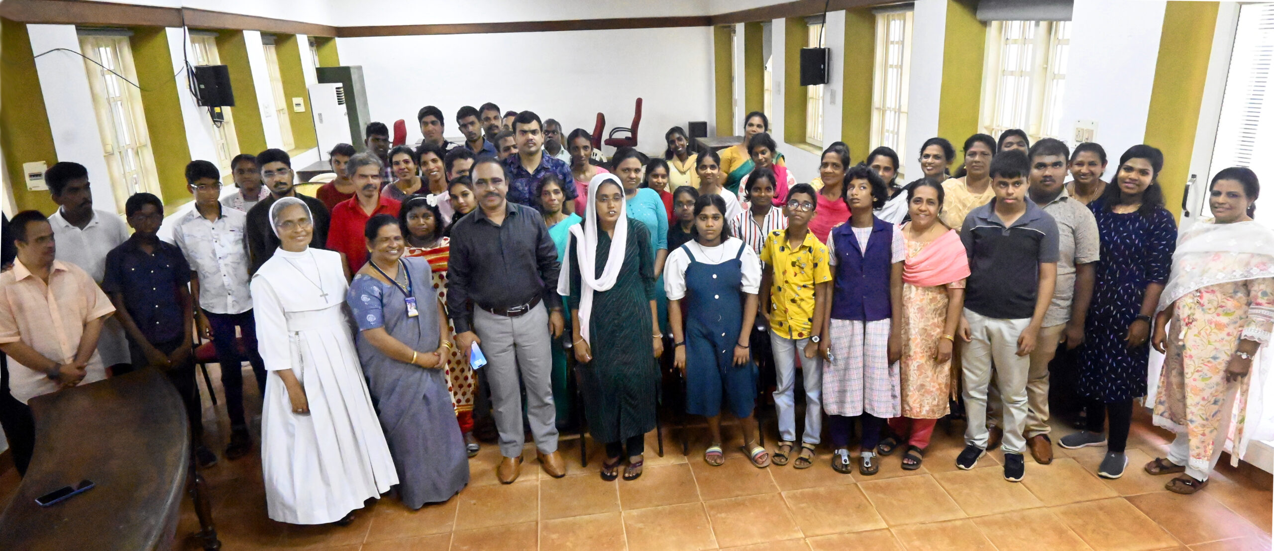 മിന്നാമിന്നികളെ നിറപുഞ്ചിരിയോടെ വരവേറ്റ് കോട്ടയം ജില്ലാ കളക്ടര്‍ ജോണ്‍ വി. സാമുവേല്‍ ഐ.എ.എസ്