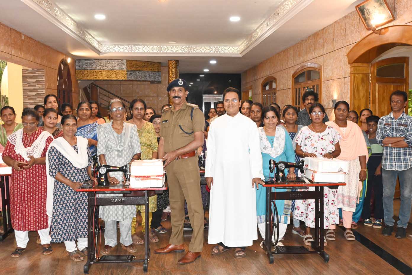 തയ്യല്‍ മിത്രാ പദ്ധതി – തയ്യല്‍ മെഷീന്‍ യൂണിറ്റുകള്‍ വിതരണം ചെയ്തു